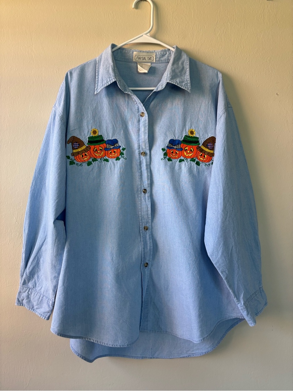 Vintage Mandal Bay Women’s Size 1X Chambray Shirt Fall Halloween Embroidered